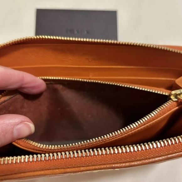 PRADA Saffiano Quilts- Quilted Leather Zippy Wallet- Papaya- Authentic 1M0506 - Picture 4 of 6